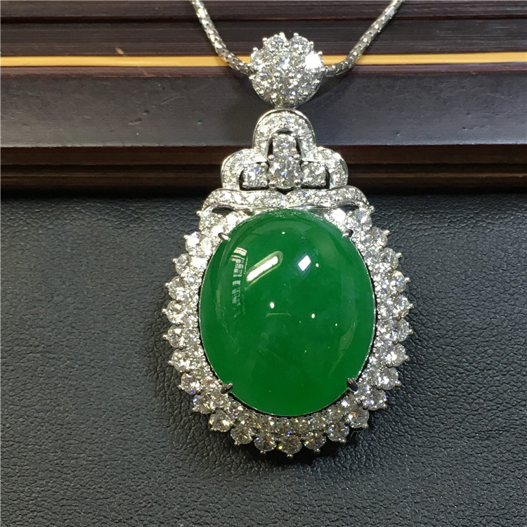 翠绿吊坠