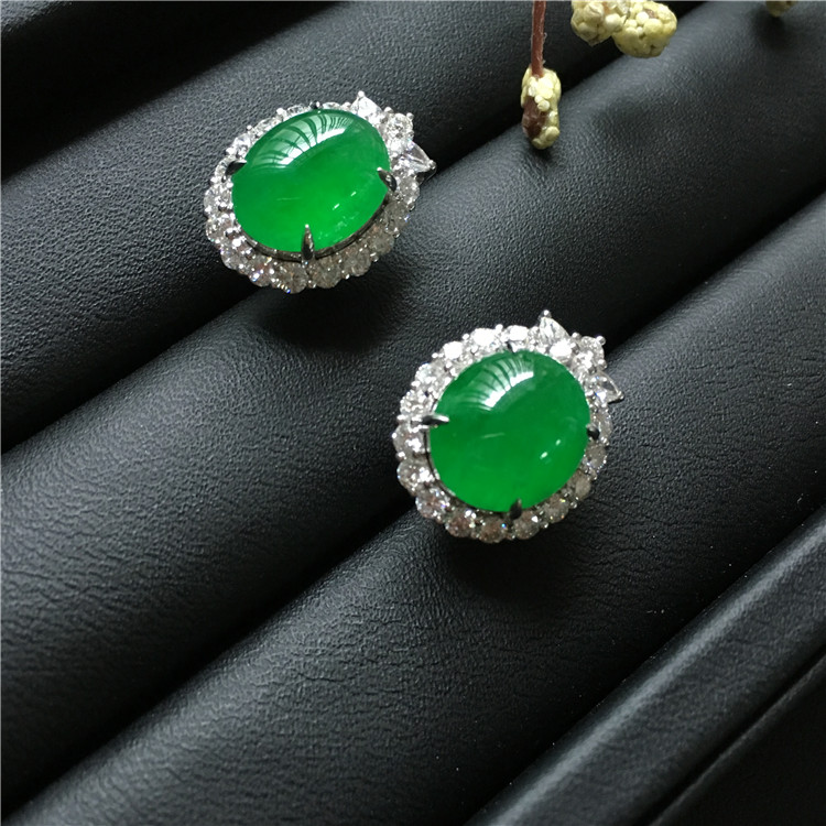 翠绿耳钉